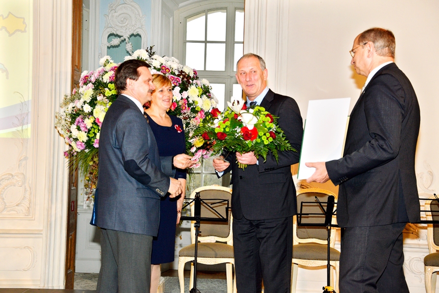 Gunāru Cankali (centrā) un SIA «Florabalt» Vecumnieku novada pašvaldība godināja par atbalstu novada iedzīvotājiem un jauniešiem. Uzņēmēju 
G. Cankali sveic Vecumnieku pašvaldības vadītāja Aiga Saldābola un izpilddirektors Guntis Kalniņš, kā arī ZPR Attīstības padomes priekšsēdētājs Leons Līdums (no labās).
Autors: Ivars Bogdanovs