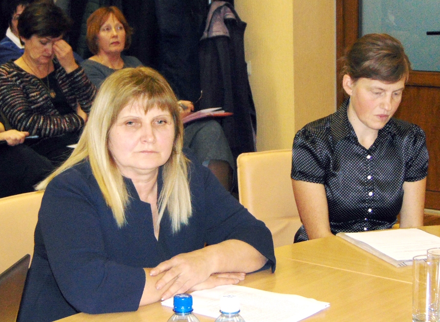 Bauskas novada domes sēdē par Mežgaļu pamatskolas reorganizāciju ziņoja izglītības nodaļas vadītāja Māra Bauvare (no kreisās) un skolas direktore Solvita Putele.
Autors: Vilnis Auzāns