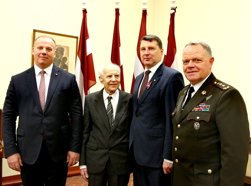 Ernests Rudzroga (otrais no kreisās) kopā ar trim Raimondiem – aizsardzības ministru Raimondu Bergmani (no kreisās), Valsts prezidentu Raimondu Vējoni un Nacionālo bruņoto spēku komandieri Raimondu Graubi.
Autors: Gatis Dieziņš, Jaunsardzes un informācijas centrs
