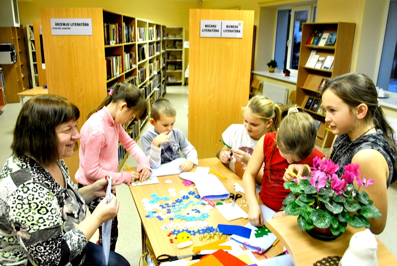 Ārija Geidāne, Svitenes bibliotēkas vadītāja, radošajā darbnīcā čakli strādā kopā ar jaunajiem sviteniekiem. Viņa uzteic bērnu radošumu, čaklumu un rūpīgumu.
Autors: Māris Krūmiņš