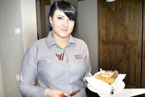 «Rožmalu» restorāns arī bija to vidū, kas iesaistījās akcijā. Attēlā – viesmīle Gita Sakalauska.
Autors: no «Bauskas Dzīves» arhīva.