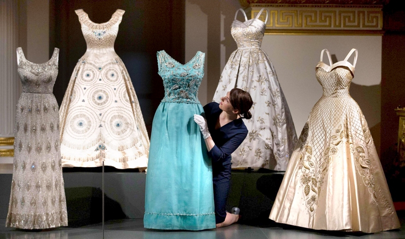 Daļa no karalienes Elizabetes II tērpiem ekspozīcijā.
Autors: no skaties.lv/AFP.