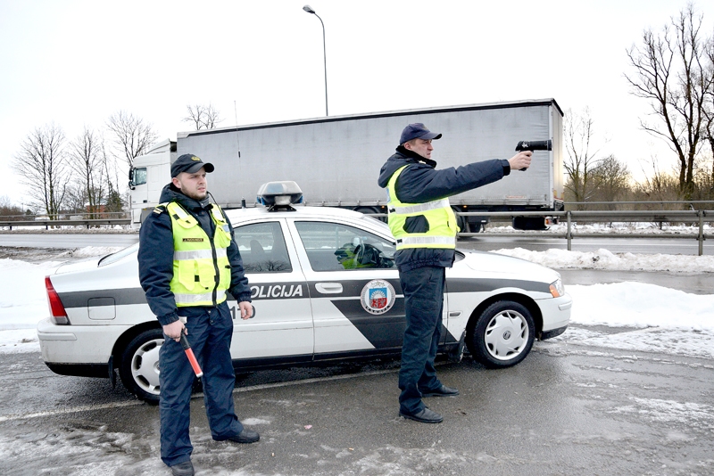 Valsts policijas gadadienā Edijs Rāzna (no labās) un Juris Ručkanovs saņēma Zemgales reģiona pārvaldes pateicības rakstus. Ikdienas pienākumos vīriem ir arī braucēju kontrole.
Ivars Bogdanovs
Autors: Ivars Bogdanovs