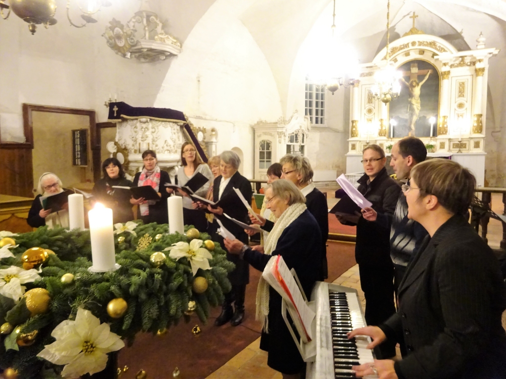 Koncertā Bauskas Sv. Gara luterāņu baznīcā pirmajā adventes svētdienā. Dziedāja Iecavas luterāņu draudzes ansamblis, vadītāja Zaiga Lazdiņa-Radziņa (no labās).
Autors: Inga Muižniece