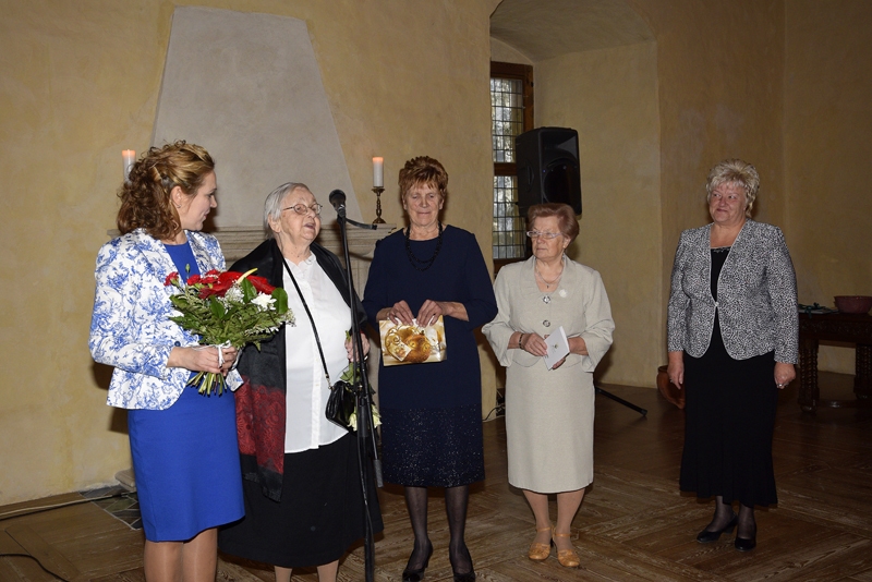 Bauskas bērnu un jauniešu centra jubilejā vienkopus pulcējušās šīs iestādes vadītājas un metodiķes dažādos laikos: Benita Svareniece (no kreisās), Laimdota Sala, Smuidra Hiršfelde, Veronika Ruķere un Dzintra Skurba. 
Autors: Ivars Bogdanovs