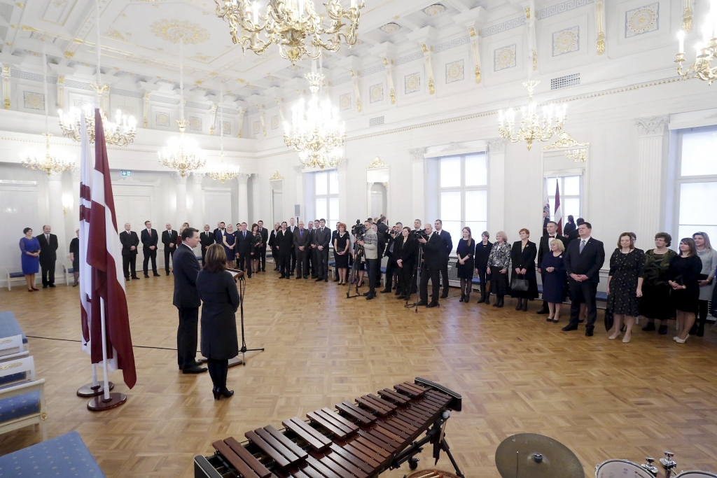 Valsts prezidenta pilī viesojās ap 100 talkas koordinatoru no novadiem. Sarmīte Avota fotogrāfijā ir viesu vidū melnā kostīmā, turot somu priekšā.

Autors: no president.lv.