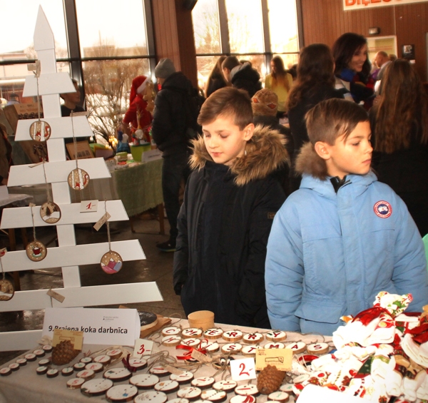 «Braiena koka darbnīca», Bauskas sākumskola. Braiens (no labās) un Maikls Burmistrovi atklāj, ka uzņēmuma nosaukumā Braiena vārds iekļauts tāpēc, ka tieši viņam, 1. klases skolēnam, piederēja ideja par to, ar ko nodarbosies uzņēmums. 
Autors: Uldis Varnevičs