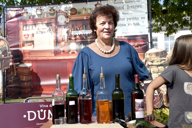 SIA «Dūmiņu vīna darītava» un vadītāja Ieva Dūmiņa, kā arī citi šīs jomas komersanti turpmāk izbraukumos produkciju varēs tirgot bez kases aparāta.
Autors: no «Bauskas Dzīves» arhīva.