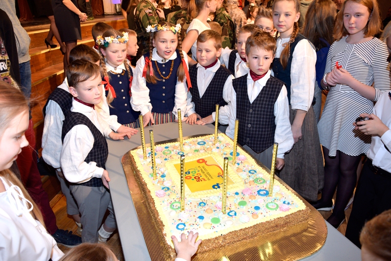 Lielo torti, ko Bauskas bērnu un jauniešu centram dāvāja 50 gadu jubilejā, nobaudīt varēja visi svinību dalībnieki. 
Autors: Ivars Bogdanovs