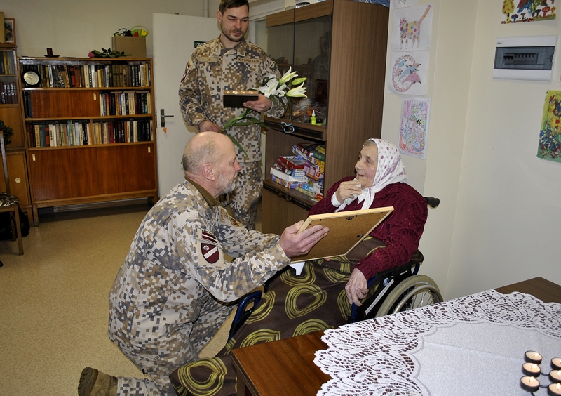 Zemessargs Raitis Purmalis Mihalīnai Supei pasniedz aizsardzības ministra Raimonda Bergmaņa parakstīto godarakstu. 
Autors: Vilnis Auzāns