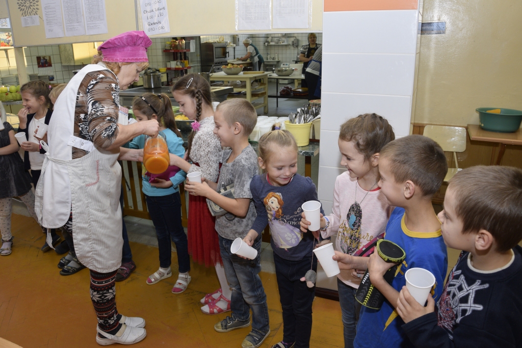 Sulas bērniem krūzītēs salej skolas ēdinātājas – SIA «Kommats» pārstāve Anita Leitlante.
Autors: Ivars Bogdanovs