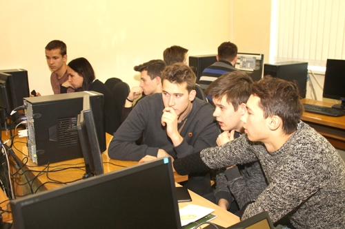 Kristaps Anspoks (tuvplānā no kreisās), Jevģenijs Razumnijs un Kevins Aivars Mors pieņem kārtējos biznesa stratēģijas spēles «Titan» lēmumus. 
Autors: Uldis Varnevičs