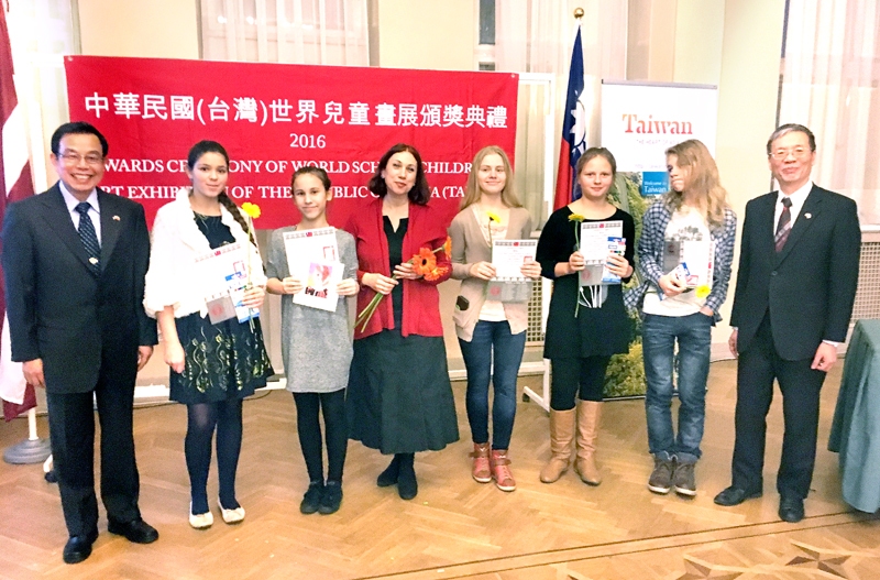 Konkursa laureāti Marta Tēraude (otrā no kreisās), Keita Jirgensone, Ligija Kampuse, Anete Černovska, Toms Sīlis ar skolotāju Olitu Dzelzkalēju (vidū) un Taipejas misijas amatpersonām.
Autors: Solvita Jirgensone