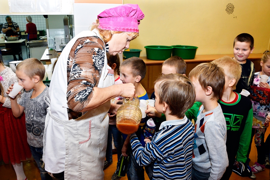 Pirmklasnieki Pilsrundālē gaida savu kārtu, kad varēs nomalkot svaigi spiestu sulu.
Autors: Ivars Bogdanovs
