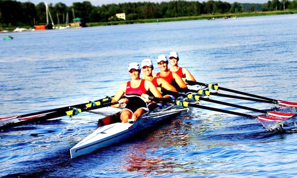 Santa Zvilna (pirmā) jau otro gadu aktīvi nodarbojas ar airēšanu. 
Autors: no S. Zvilnas albuma. 