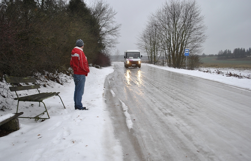 Satiksmes autobuss pie Važītes kapiem brauc nevis pa ceļu, bet gan pa «slidotavu». 
Autors: Vilnis Auzāns
