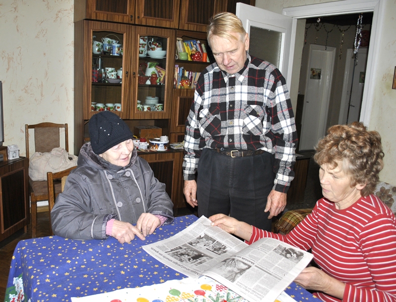 Pastniece Zoja Aksjonova ir gaidīta daudzu codiešu mājās. Kopā ar Dzintru un Aivaru Zeltiņiem viņa pārrunā «Bauskas Dzīvē» izlasītos jaunumus. 
Autors: Vilnis Auzāns