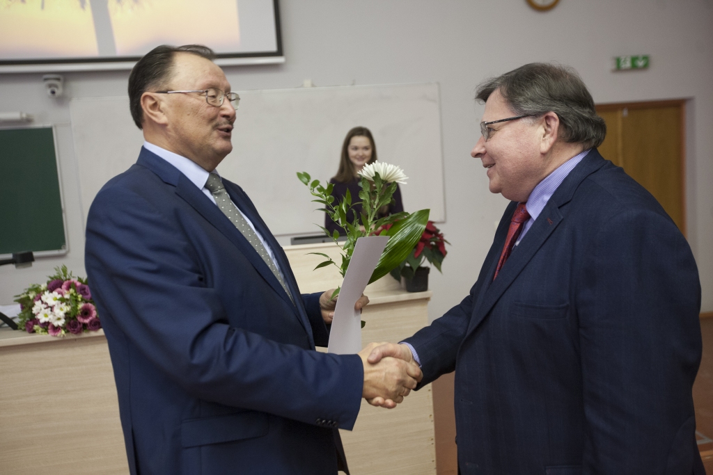 Augstu novērtējumu par ieguldījumu, sagatavojot topošos ķīmijas studentus, saņēmis Iecavas vidusskolas ķīmijas skolotājs Mihails Gorskis. 
Autors: Publicitātes foto.