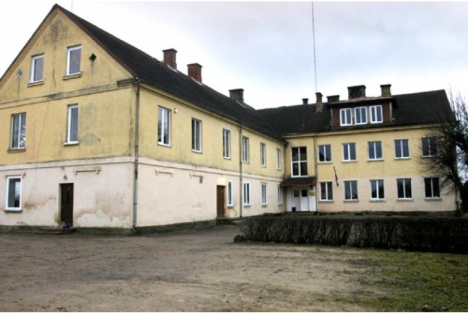 Bārbeles pamatskolas ēka visas Latvijas uzmanības centrā nokļuva 2007. gada nogalē, kad Bārbeles pagasta padomē piedāvāja plānu par ēkas privatizāciju. Ņemot vērā iedzīvotāju protestus, kas izvērsās pagasta mērogā ļoti plaši, privatizācija nenotika. Skandāls gan nenorimās, jo vēlāk pagasta padomes priekšsēdētājs Oskars Reķis sūdzēja tiesā vienu no protestu iniciatorēm Dzintru Bračku par goda un cieņas aizskaršanu. 
Protesti gan pamatskolu kā izglītības iestādi neglāba. Vecumnieku novada dome 2011. gada nogalē nolēma slēgt Bārbeles pamatskolu. Izglītības iestādē mācījās tikai 35 audzēkņi, ieskaitot pirmsskolas divu grupu bērnus, un strādāja desmit pedagogi. Četriem deputātiem atturoties, bet vairākumam nobalsojot «par», dome pieņēma lēmumu mācību iestādi slēgt ar 2012. gada 1. septembri.

Autors: No arhīva.