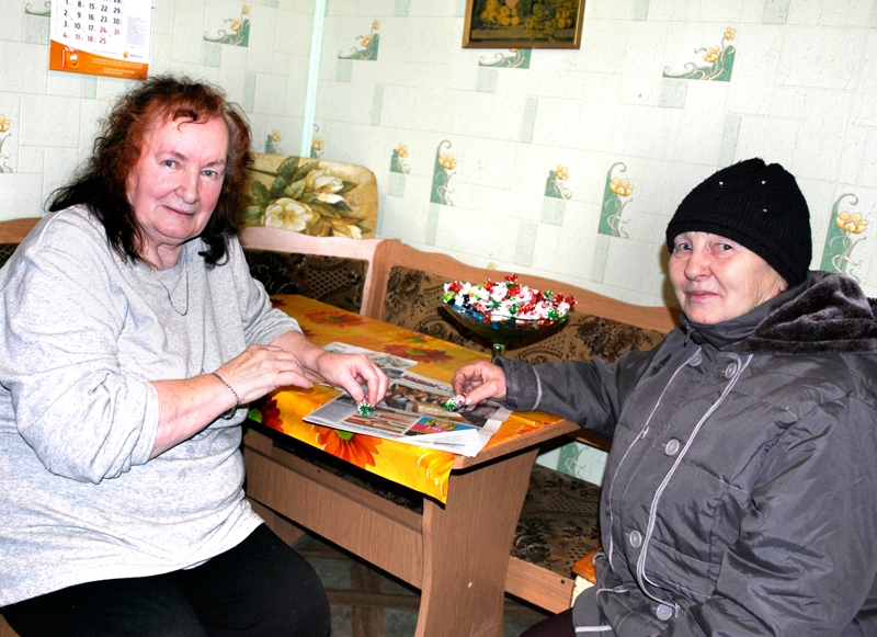 Pastniece Zoja Aksjonova (no labās) ir gaidīta daudzu codiešu mājās. Kopā ar Skaidrīti Bernhardi, mielojoties ar konfektēm, viņa pārrunā «Bauskas Dzīvē» izlasītos jaunumus.
Autors: Vilnis Auzāns