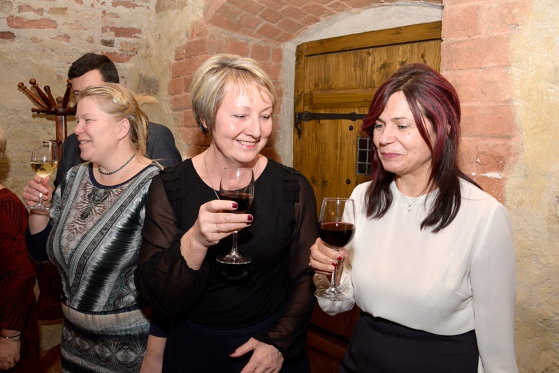 Par savas skolas nākotni glāzes saskandina Bauskas sākumskolas direktore Linuta Ģerģe un viņas vietniece Inita Nagņibeda (no labās).
Autors: Ivars Bogdanovs