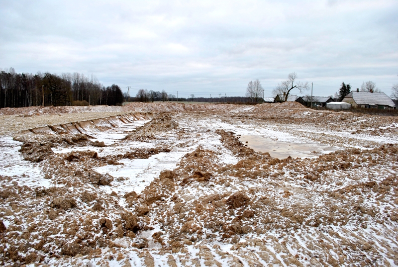 Jušu kalnā jau izrakti grāvji, lai iezīmētu plānotās digestāta lagūnas robežas.
Autors: Māris Krūmiņš