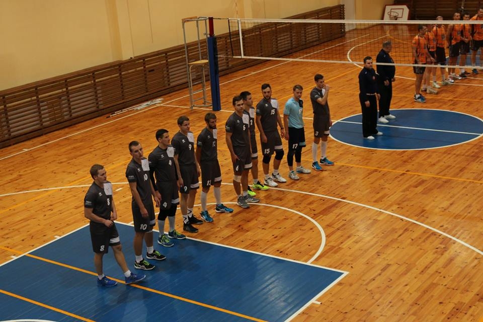 Volejbola vienība «Vecumnieki» pirms cīņas ar čempioniem.

Autors: No albuma.