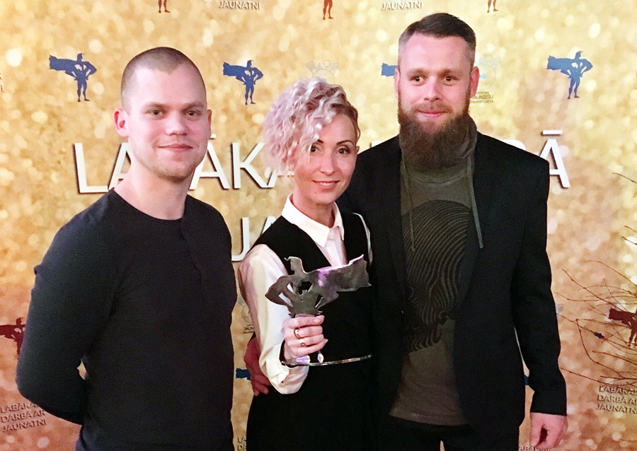 Biedrības «Apvienība «JUMS»» vadītāja Solvita Jirgensone, saņemot balvu, īpašus pateicības vārdus veltīja vīram Raivo Jirgensonam, kā arī biedrības aktīvistam Jurim Bukšam. 
Autors: no albuma