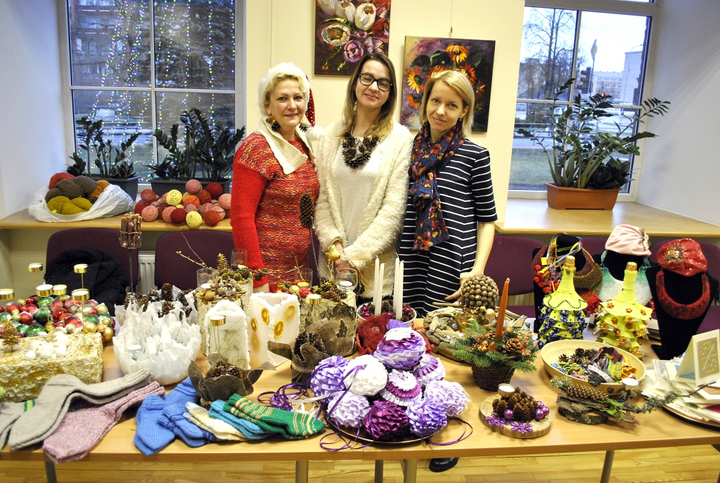 Iecavnieci Egiju Pļaviņu (no labās) atbalstīt bija atbraukušas māsas Aija Štreinerte-Roļa un Sandija Štreinerte no Mērsraga.
Autors: Antra Ērgle