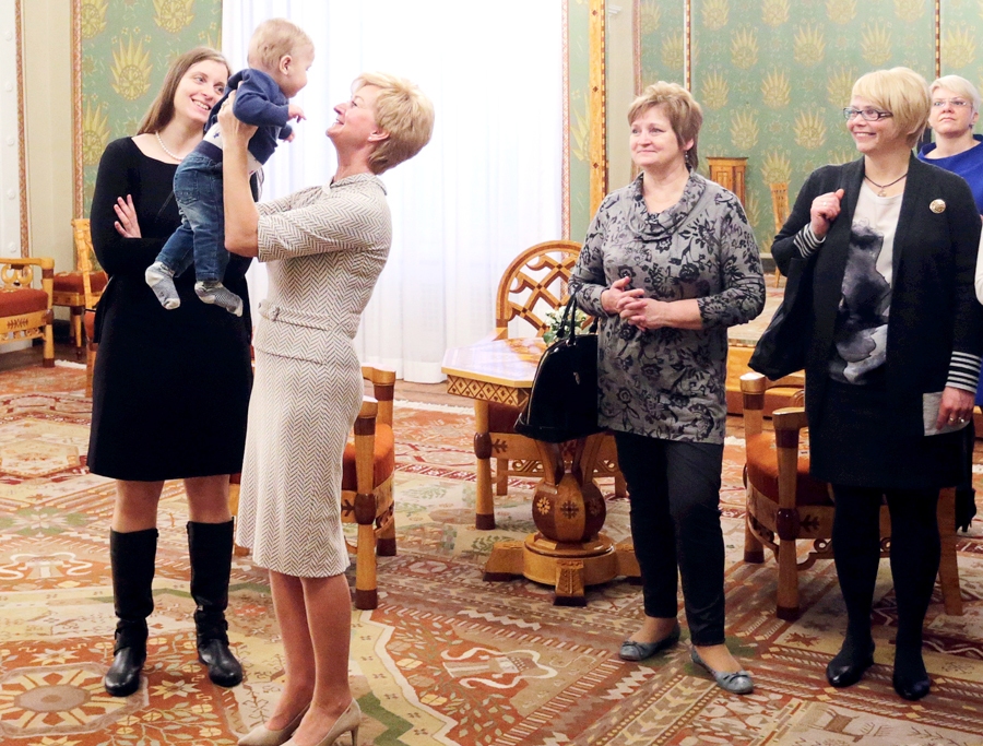 Iecavas sieviešu kluba «Liepas» pārstāves Rīgas pilī kopā ar Valsts prezidenta dzīvesbiedri Ivetu Vējoni.
Autors: no president.lv