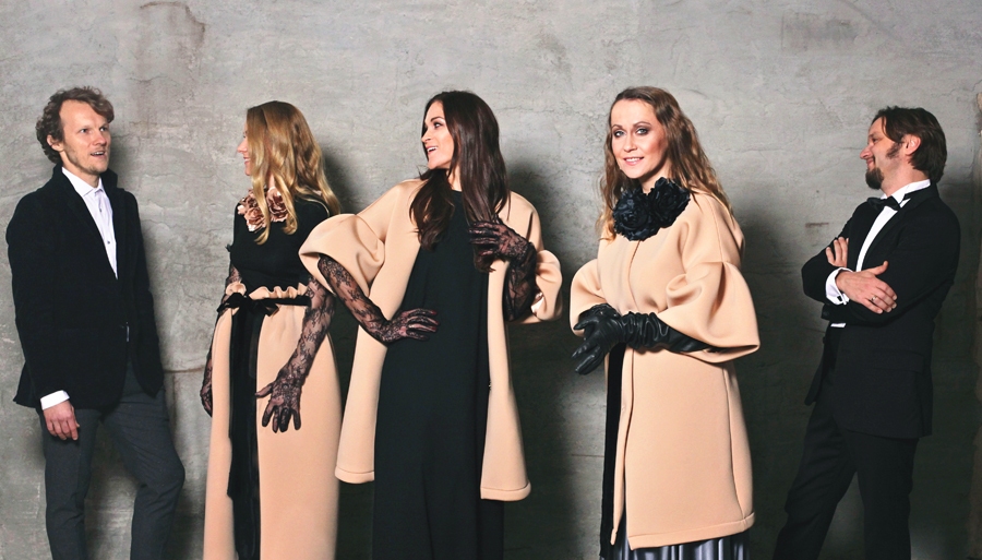 Ziemassvētku melodiju programmā «Meklētāja roze» piedalīsies Rēzija Kalniņa un viņas dzīvesbiedrs diriģents Ainārs Rubiķis (no labās), Dailes teātra aktrise Ilze Ķuzule-Skrastiņa, dziedātāja Ilze Dzenīte un grupas «The Sound Poets» solists Jānis Aišpurs.
Autors:  Publicitātes foto.