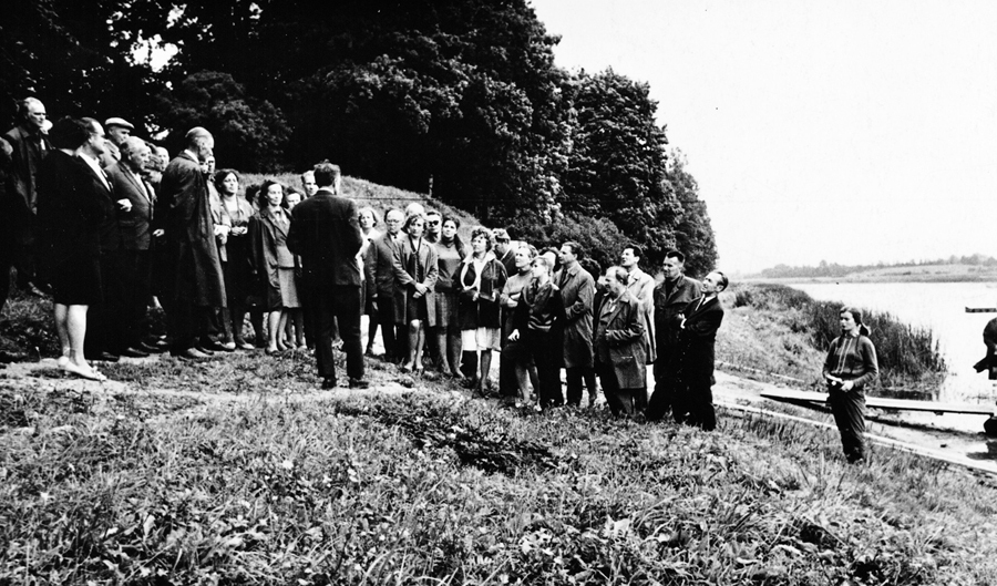 Dabas un pieminekļu aizsardzības biedrības Bauskas nodaļas konferences dalībnieki Mežotnē 1970. gadā.
Autors: no Bauskas muzeja krājuma.