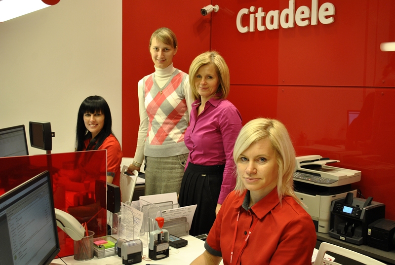 Akciju sabiedrības «Citadeles banka» Rietumu reģiona vadītāja Baiba Freināte (otrā no kreisās) kopā ar Bauskas filiāles darbiniecēm Vēsma Mitrofanova (no labās), Agritu Ozolu un Gitu Ažubeli.
Autors: Vilnis Auzāns