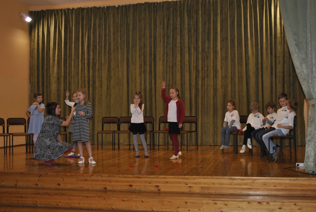 Iecavas un Druvas skolu 2. klases amatieru aktieri uz skatuves.
Autors: Māris Krūmiņš