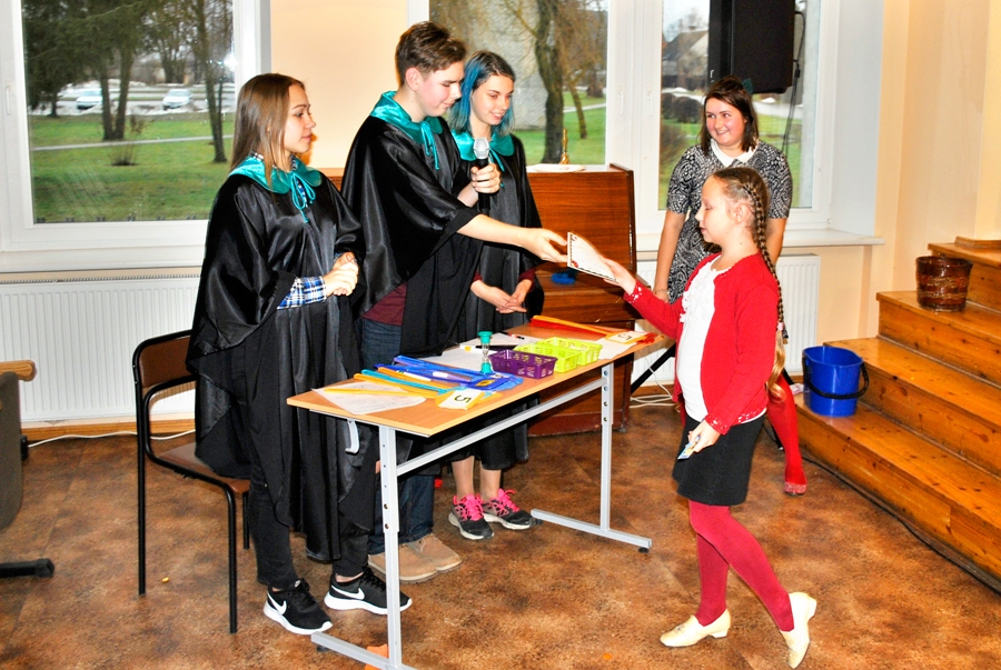 Tiesneši pasniedz diplomu Iecavas vidusskolas 2. klases komandas kapteinei.
Autors: Māris Krūmiņš