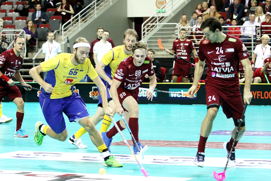 Rolands Kovaļevskis (centrā) ar savu vienīgo rezultatīvo metienu čempionātā pārsteidza tobrīd vēl pasaules čempionus zviedrus.
Autors: Elīna Gruncka