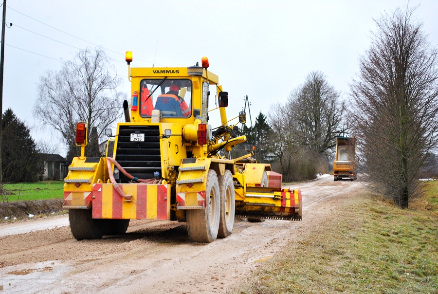 Valsts a/s «Latvijas Autoceļu uzturētājs» tehnika piektdienas, 9. decembra, pusdienā steidza vest granti un greiderēt sabojāto brauktuvi ceļa posmā Bauska–Brunava–Panemune.
Autors: Vilnis Auzans 