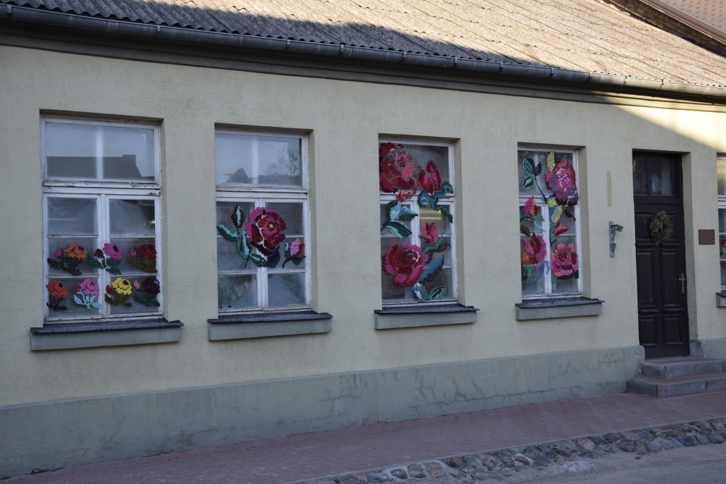 Individuālā uzņēmuma «Novads» namiņa logos Bauskā uzziedējušas īpašas rozes.

Autors: Ivars Bogdanovs