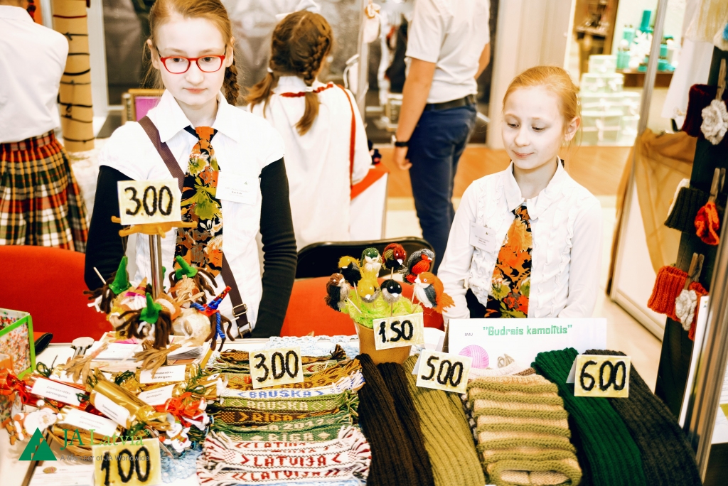 Veiksmīgākās no īslīciešiem šoreiz bija skolēnu mācību uzņēmuma (SMU) «Gudrais kamolītis» īpašnieces māsas Kate un Dārta Esītes no 4. un 5. klases. Meitenes, kas piedāvā dažādus adījumus un suvenīrus, ieguva nomināciju «Komerciālākais SMU gadatirgus produkts» un Ekonomikas ministrijas godarakstu.
Autors: Publicitātes foto.