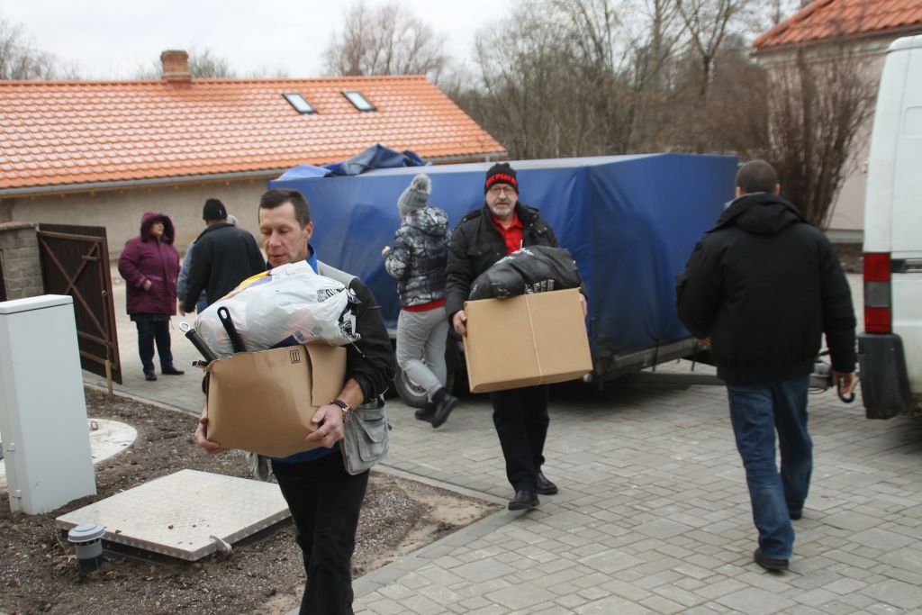 Borie Birgerssons (vidū) vēlas iepriecināt cilvēkus, kam vajag palīdzību. 
Autors: Uldis Varnevičs
