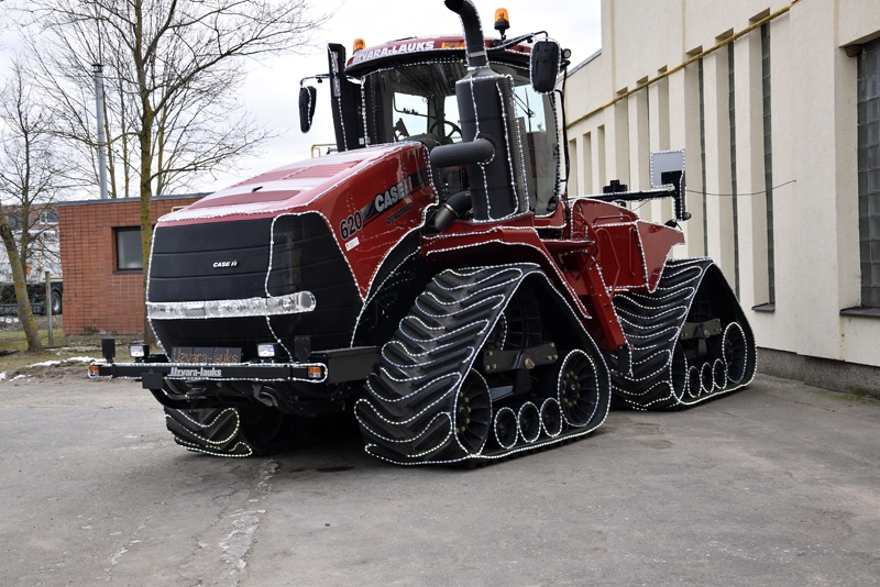 670 zirgspēku jaudīgajam dzels rumakam tvertnē var iepildīt 1760 litrus degvielas. Lauku darbos tas dosies nākampavasar. Pašlaik par izrotāto «Case-620» priecājas Uzvaras ciema ļaudis.
Autors: Ivars Bogdanovs