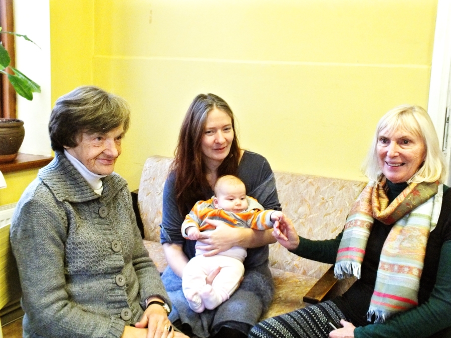 Bauskas muzejā – gleznotāja Biruta Delle (no kreisās), rakstniece Kristīne Ulberga ar Austru Sofiju un mūzikas terapeite Vineta Lagzdiņa.
Autors: Dina Saltupa