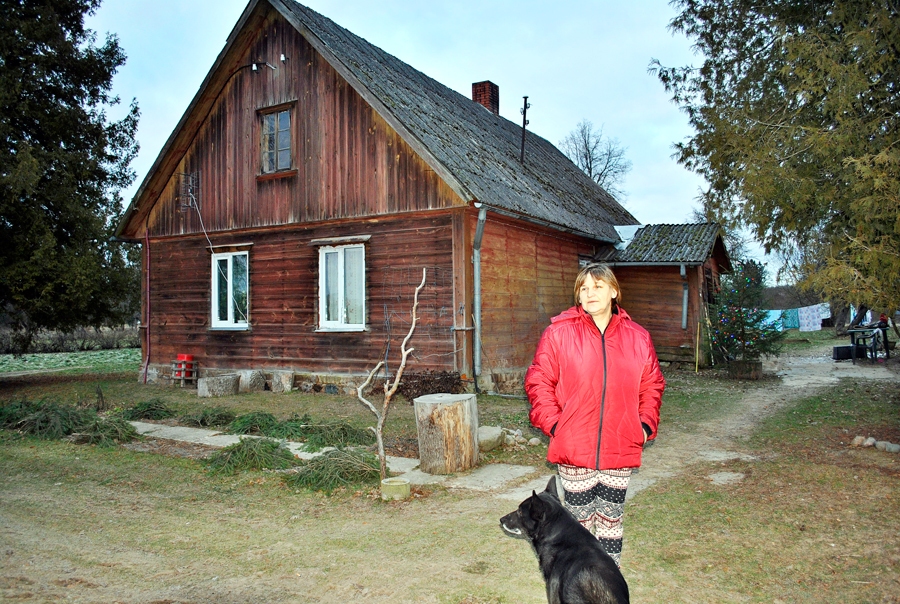 Velgai Strūbergai «Vilciņos» darāmā netrūkst arī ziemā. Jāapkopj lopiņi, jāpabaro divi lieli mājas sargsuņi un četri mazāki suņuki.
Autors: Māris Krūmiņš