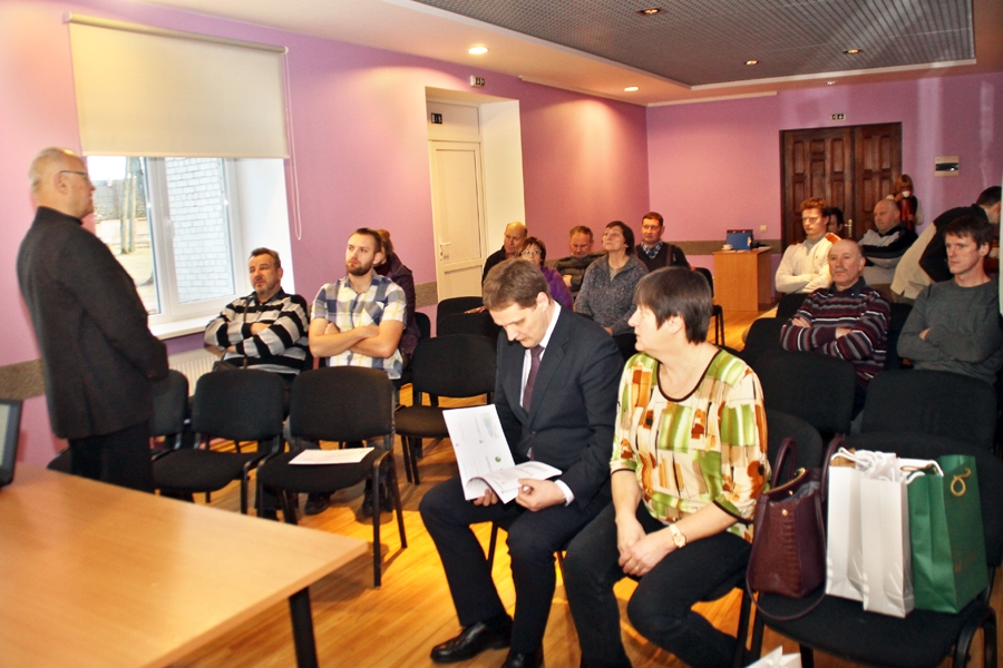 Sarunā par lauku nākotni piedalījās ap 20 cilvēku. 
Autors: Uldis Varnevičs