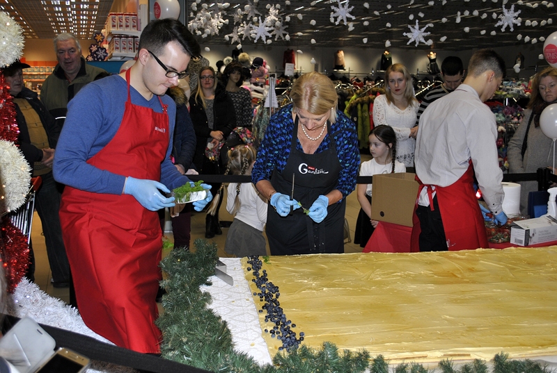 Lielo sapņu kūku gatavo dziedātājs Mārtiņš Ruskis un gardēde Ilze Jurkāne.
Autors: Vilnis Auzāns