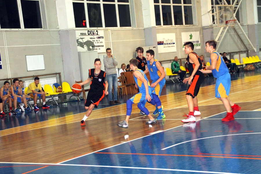 «Bauskas» U15 vecuma grupas puišiem (melnajos tērpos) par otro vietu savā grupā būs jācīnās. 
Autors:  Uldis Varnevičs 