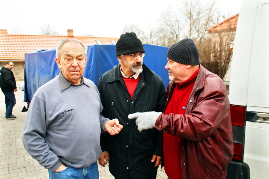 Saruna. Lars Oke Andešons (no kreisās), Jāns Andešons un Ģirts Bernauts mēģina saskaitīt, kurš brauciens no Avestas uz Bausku šis ir. 
Autors: Uldis Varnevičs