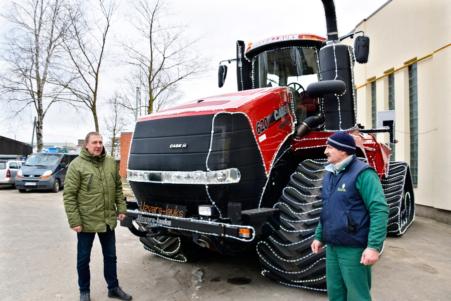 670 zirgspēku jaudīgajam dzelzs rumakam tvertnē var iepildīt 1760 litrus degvielas. Lauku darbos tas dosies pavasarī. Pašlaik par izrotāto «Case-620» priecājas SIA «Uzvara-lauks» galvenais inženieris Armands Štraumanis (no kreisās), kā arī traktorists Jānis Rimševics.
Autors: Ivars Bogdanovs