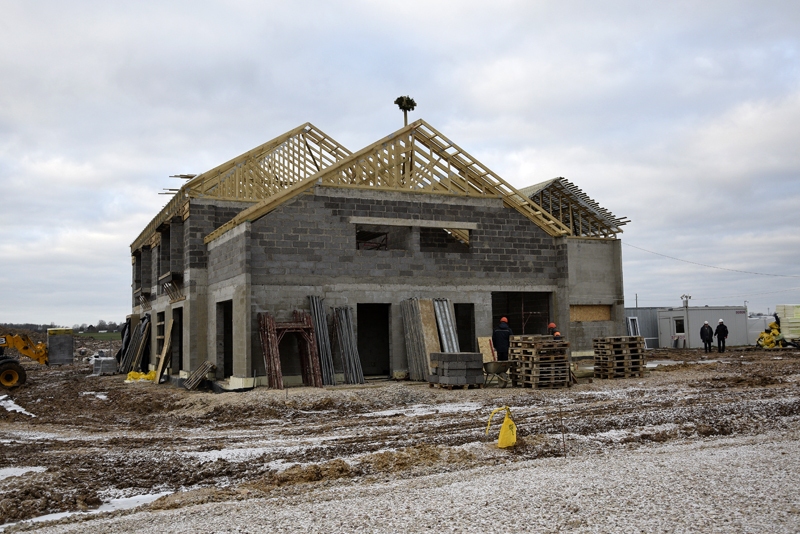 Spāru vainags jumta korē liecina, ka jaunbūvē paveikts liels darba posms.
Autors: Ivars Bogdanovs