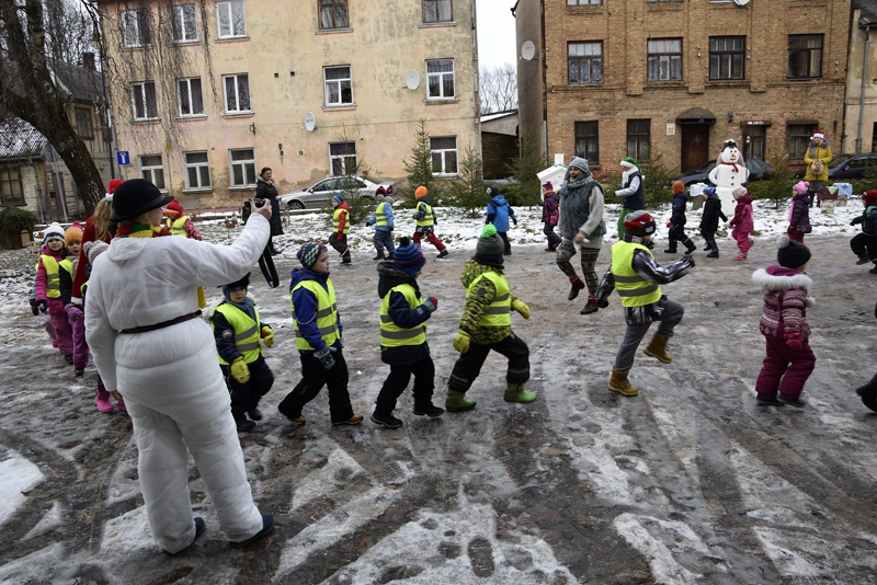 Bauskas bērni muzeja pagalmā devās jautrās rotaļās.
Autors: Ivars Bogdanovs